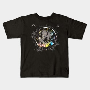 Fio / Levania & Mama traveling the Reincarnation Cage Kids T-Shirt